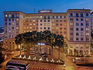 仰光仰光宾乐雅酒店的一座棕榈树环绕的大建筑