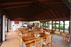 Utungake瓦瓦乌珊瑚礁度假酒店的用餐室配有木桌和椅子