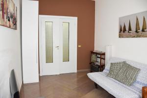 那不勒斯多莫斯布拉科公寓的客厅设有白色门和椅子