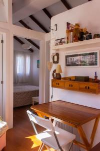 阿格特La Casilla的客厅配有木桌和椅子