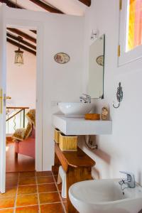阿格特La Casilla的浴室设有2个水槽和镜子