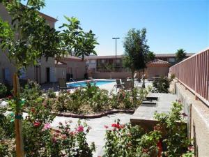 比蒂死谷酒店&房车公园的一个带游泳池和一些鲜花的花园