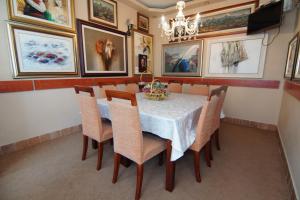 布德瓦Guesthouse Villa Gaga的一间带桌椅的用餐室