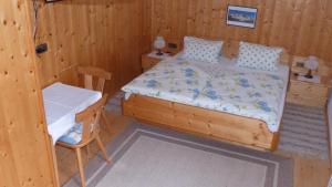 大格洛克纳山麓卡尔斯Lucknerhof的一间卧室配有一张床和一把椅子