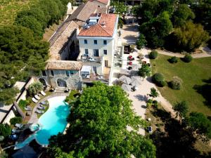 蒙彼利埃Domaine de Verchant & Spa - Relais & Châteaux的享有带游泳池的房屋的空中景致