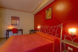 阿茨特雷扎B&B Epos Acitrezza的红色的卧室,配有一张床和红色的墙壁