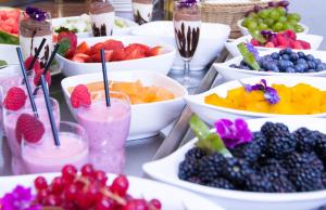 杜塞尔多夫慕尼黑斯塔迪特酒店的桌上放着一碗水果和饮料