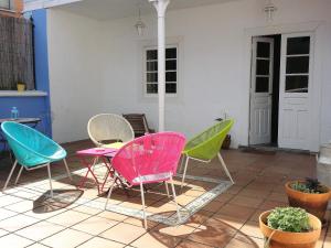 库迪列罗H Casona Selgas de Cudillero的一组椅子坐在庭院里