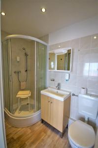 巴特苏德罗德Spa公园酒店的带淋浴、盥洗盆和卫生间的浴室