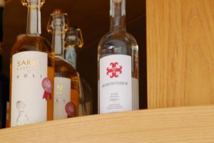 科拉尔博多洛米蒂酒店的藏在架子上的三瓶葡萄酒