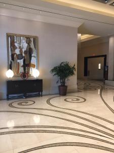 拉斯维加斯签名豪华套房国际酒店的大厅,在房间中间有植物