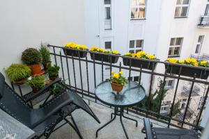 Romantic Balcony Apartment in Old Town的阳台或露台