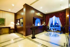 安塔利亚Latanya Palm & SPA Hotel Antalya的酒店大堂设有酒吧和沙龙