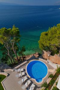 布雷拉宝琳娜别墅酒店的享有游泳池和海洋的空中景致