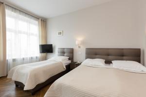 克拉科夫浮罗兰老城区酒店的配有窗户的酒店客房内的两张床