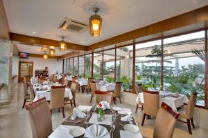 达卡FARS Hotel & Resorts - BAR-Buffet-Pool-SPA的相册照片