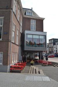 格罗宁根LABnul50 Groningen的建筑前有红色长椅的建筑