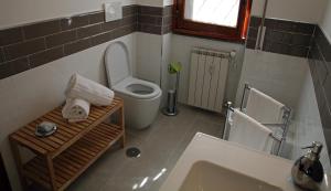 罗马马玛丽森加缇住宿加早餐旅馆的浴室配有卫生间、盥洗盆和浴缸。