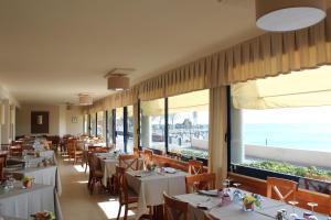 东塞斯特里4号温迪Spa&健康酒店的一间设有桌椅的海景餐厅