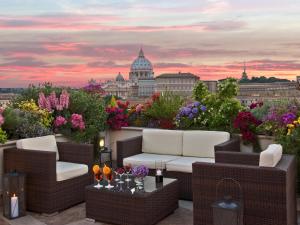 罗马亚特兰特星级酒店的享有城市美景的屋顶露台