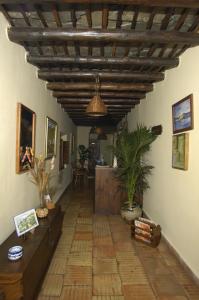 皮特尔圣罗克乡村酒店的客厅设有木制天花板和走廊