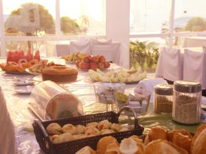 维拉维尔哈Itaparica Praia Hotel的一张桌子上面有很多不同类型的食物