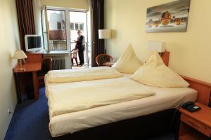 科隆Hotel Boulevard - Superior的酒店的客房 - 带枕头的床