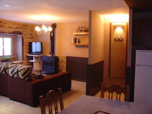 欧特斯Casas Lucas - Carleo的带沙发和电视的客厅以及厨房。
