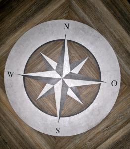 黑尔戈兰岛豪恩菲尔斯公寓的一颗星星在木地板上的钟
