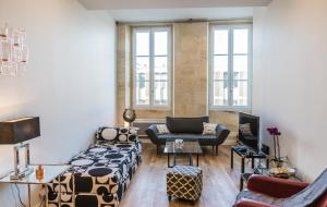 波尔多波尔多传统公寓的客厅配有床和沙发