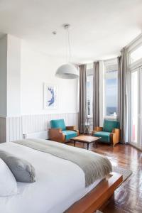 瓦尔帕莱索阿斯托雷卡宫酒店的一间带大床的卧室和一间客厅