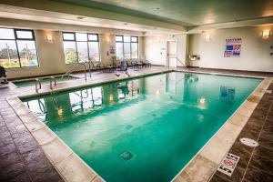 Smith River幸运7赌场酒店（好万克山林小屋）的在酒店房间的一个大型游泳池
