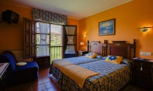 Camango卡莽古酒店的一间卧室设有一张床和一个窗口