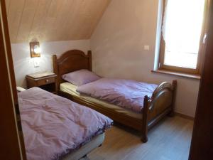 BernardvilléSchiefferberg的配有2张床的小卧室设有窗户