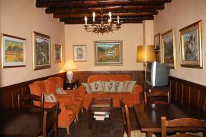 皮特尔圣罗克乡村酒店的客厅配有沙发和桌子