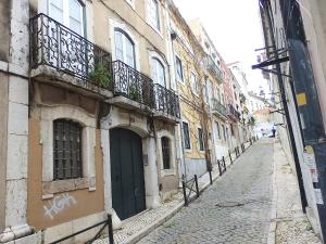 里斯本巴尔罗奥托阁楼公寓的一条有楼房的小巷里空荡荡的街道