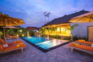蓝梦岛Dinatah Lembongan Villas的度假村中央的游泳池