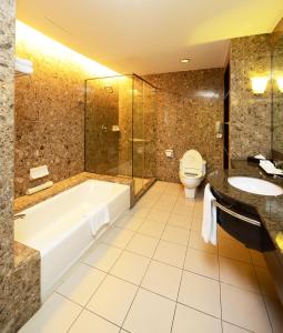 吉隆坡太平洋丽晶套房酒店的带浴缸、卫生间和盥洗盆的浴室
