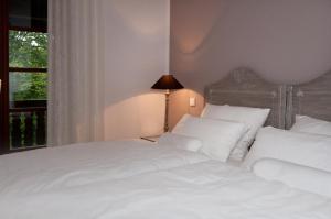 贝希特斯加登Alpenvilla Berchtesgaden Hotel Garni的一间卧室设有两张白色的床和窗户