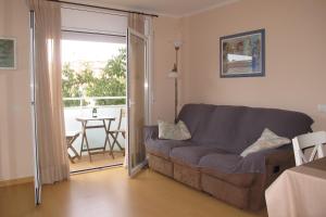 帕拉弗鲁赫尔Nice apartment in Costa Brava的客厅配有沙发和桌子