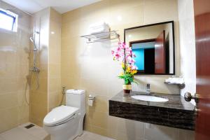 马六甲豪门大酒店的一间带卫生间、水槽和镜子的浴室