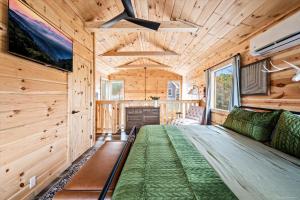 LAST MIN DEALS! - Near Dollywood, Parkway, Biggest Zipline - Cozy Mountain Cabin with Hot Tub, Games, Hammock
