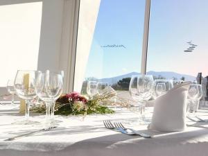 波米利亚诺达尔科Pietrabianca Exclusive Resort的一张桌子,上面放有酒杯和白色桌布