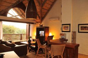 The David Livingstone Safari Lodge & Spa的电视和/或娱乐中心