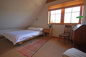 CulbokieNetherton Farm B&B的卧室配有床、椅子和窗户。
