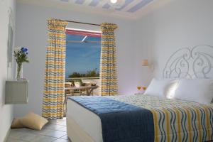 ExanthiaExanthia Villas的一间卧室设有一张床和一个阳台