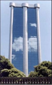 里约热内卢钻石酒店的天空中两座高大的金属塔