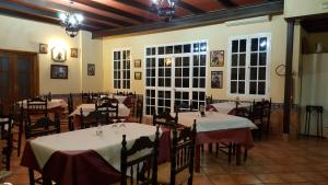 博柳略斯帕尔德尔孔达多埃尔利里奥餐厅及旅舍的用餐室配有带白色桌布的桌子