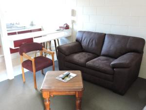 玛塔玛塔梅佩尔洛奇汽车旅馆的客厅配有沙发、桌子和椅子