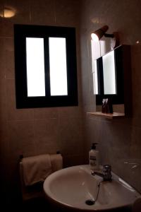 科迪加纳埃尔塞顿酒店的一间带水槽和窗户的浴室